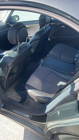 Mercedes-Benz E320 5 of 7