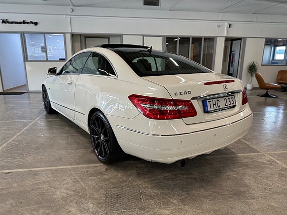 Mercedes-Benz E200 4 of 5