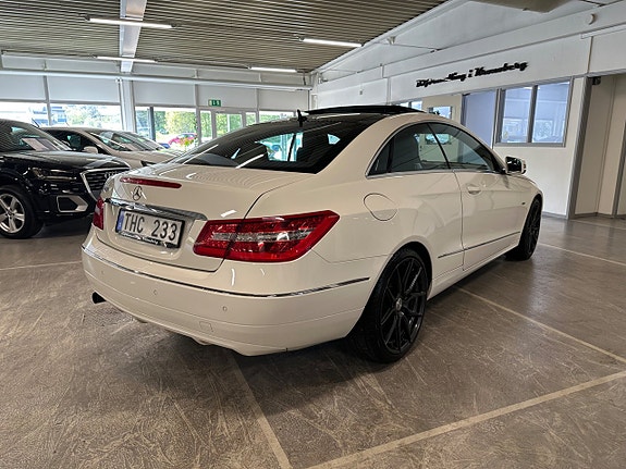 Mercedes-Benz E200 3 of 5