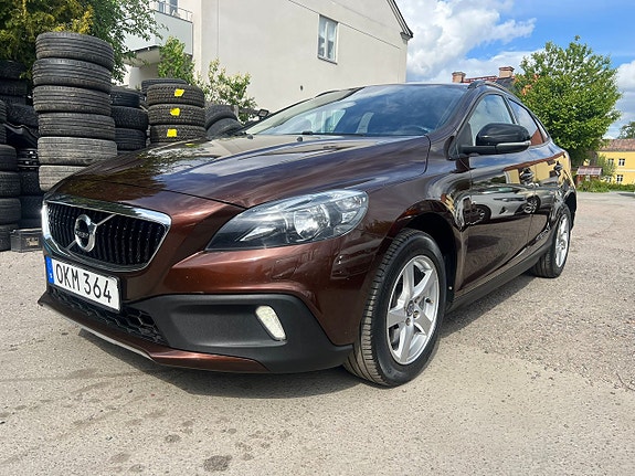 Volvo V40 Cross Country 2 of 10