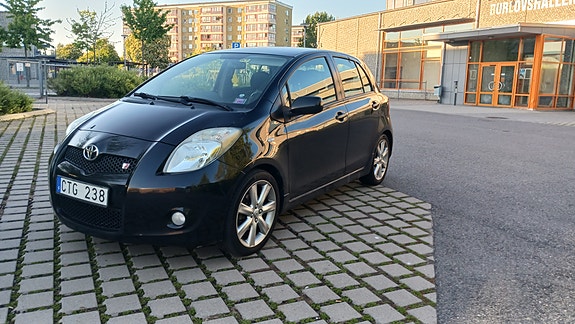 Toyota Yaris 2 of 17