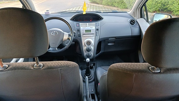 Toyota Yaris 8 of 17