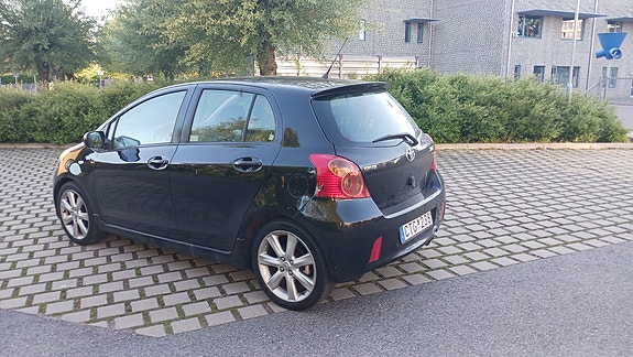 Toyota Yaris 10 of 17