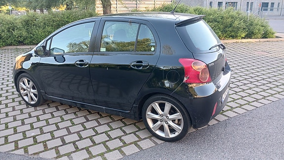 Toyota Yaris 7 of 17
