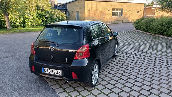 Toyota Yaris 3 of 17