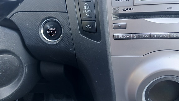 Toyota Yaris 5 of 17