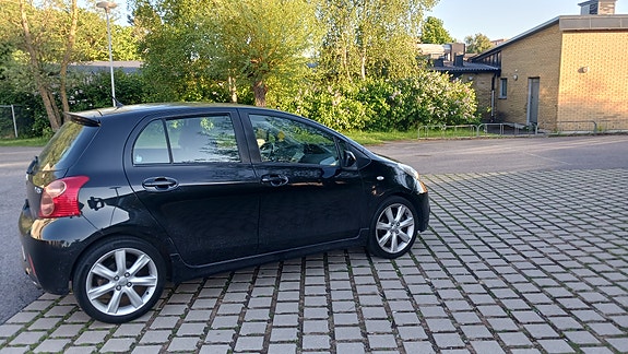 Toyota Yaris 13 of 17