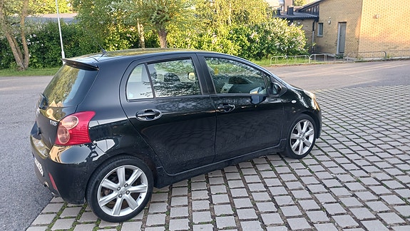 Toyota Yaris 6 of 17