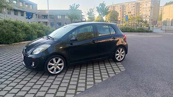 Toyota Yaris 15 of 17