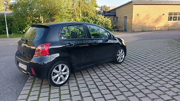 Toyota Yaris 11 of 17