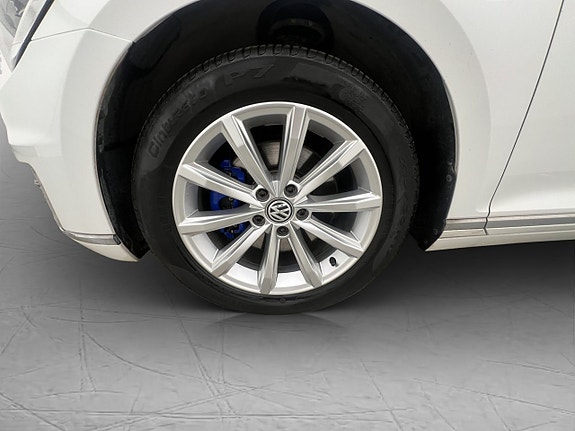 Volkswagen Passat 26 of 29