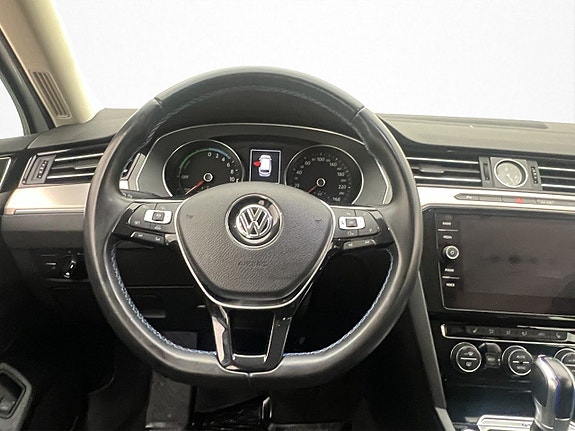 Volkswagen Passat 13 of 29
