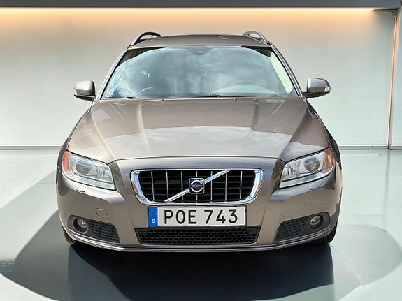 Volvo V70 2 of 15