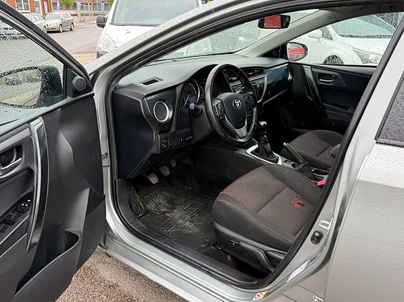 Toyota Auris 10 of 15