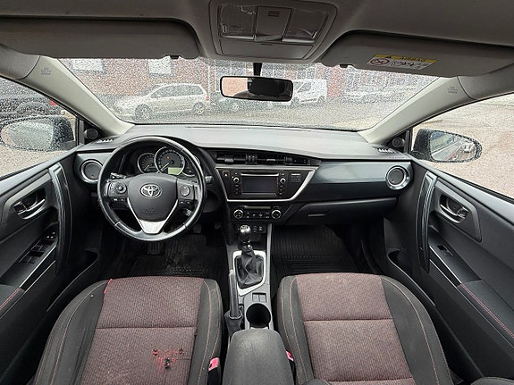 Toyota Auris 9 of 15