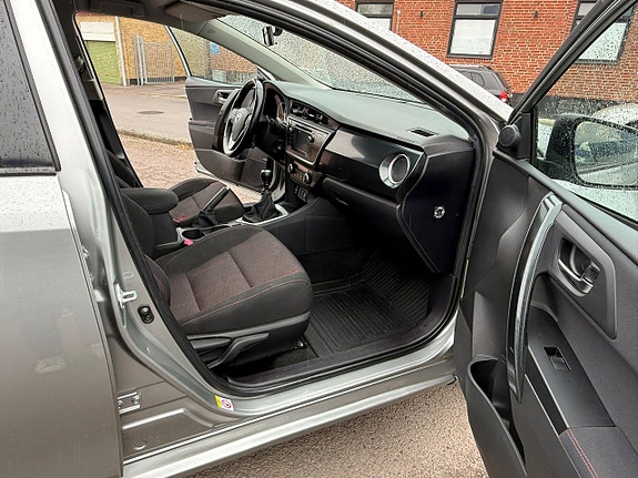Toyota Auris 12 of 15