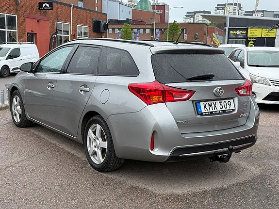 Toyota Auris 7 of 15