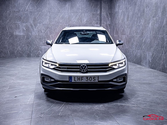 Volkswagen Passat Alltrack 2 of 5