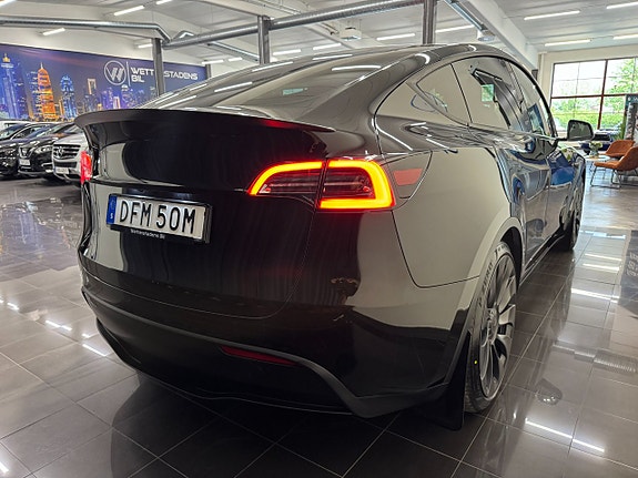 Tesla Model Y 4 of 5