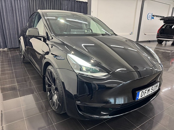 Tesla Model Y 3 of 5