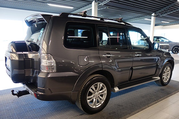 Mitsubishi Pajero 4 of 5