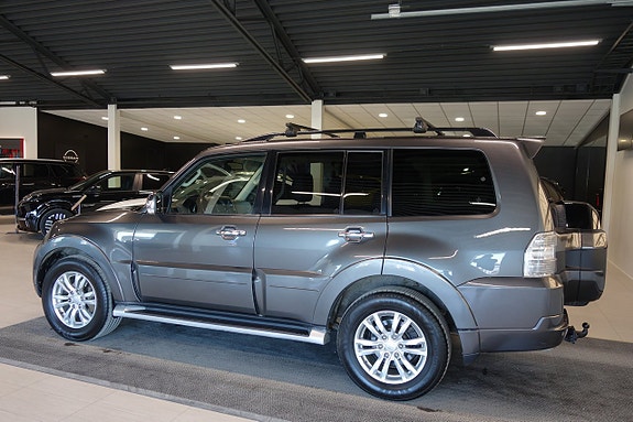 Mitsubishi Pajero 3 of 5