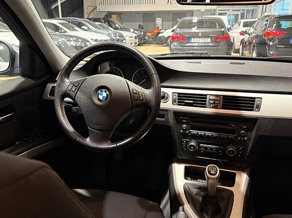 BMW 318i 10 of 12