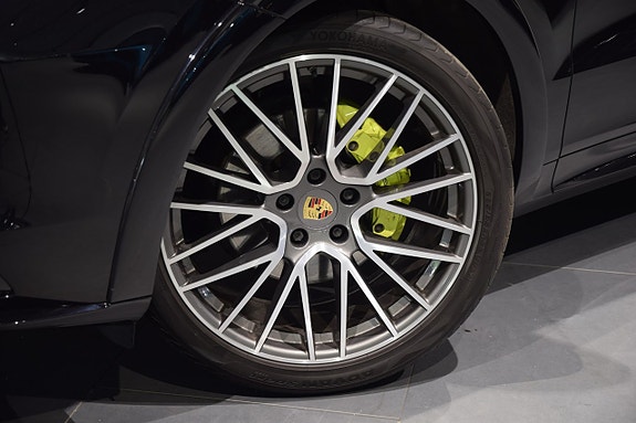 Porsche Cayenne 3 of 5