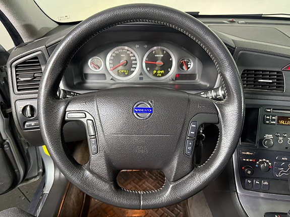 Volvo XC70 10 of 17