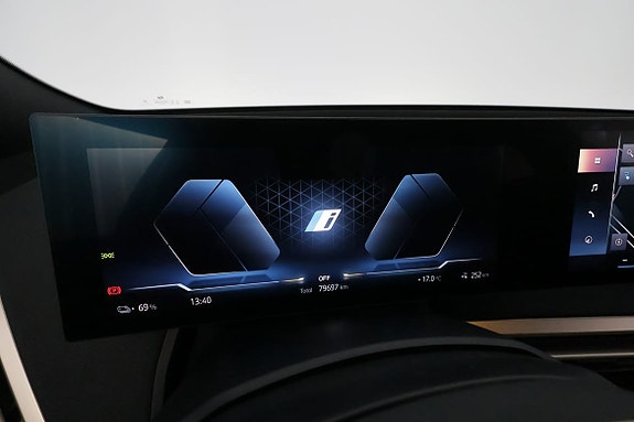 BMW iX 20 of 30