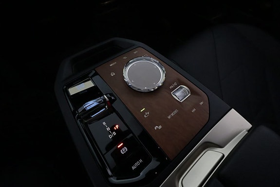 BMW iX 19 of 30