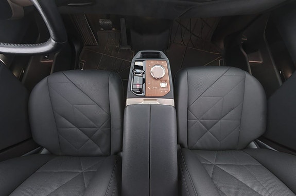 BMW iX 16 of 30