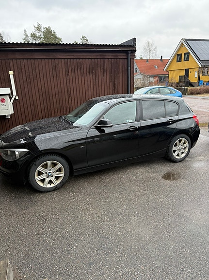 BMW 118d 2 of 5