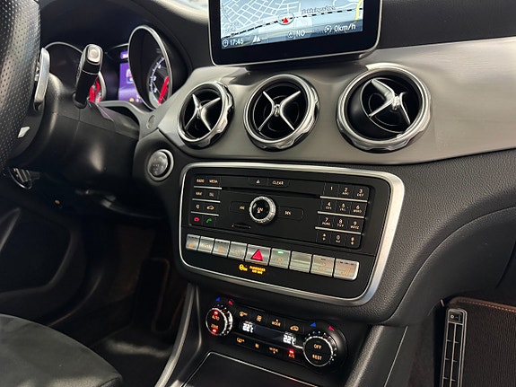 Mercedes-Benz GLA220 16 of 25