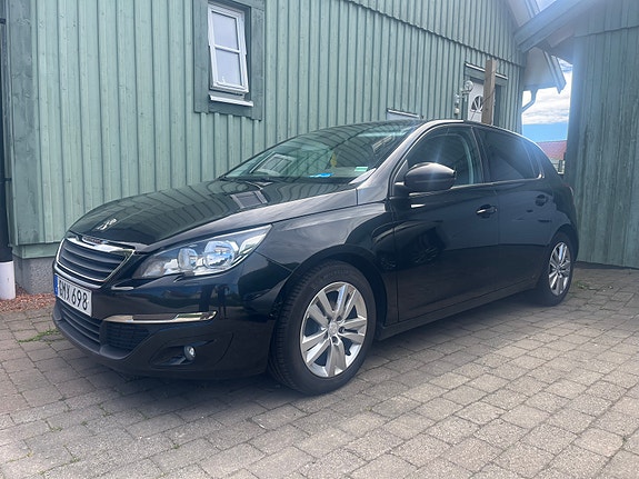 Peugeot 308 2 of 8