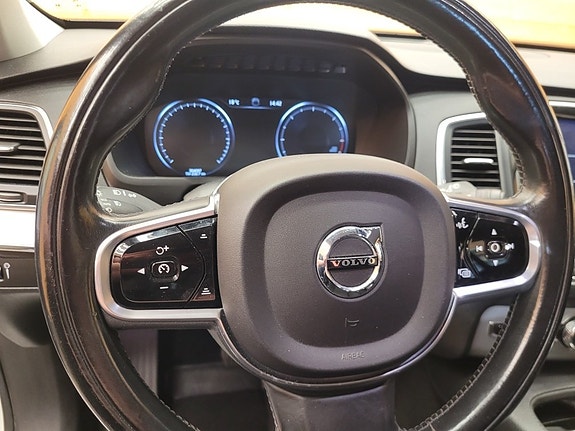 Volvo XC90 11 of 25