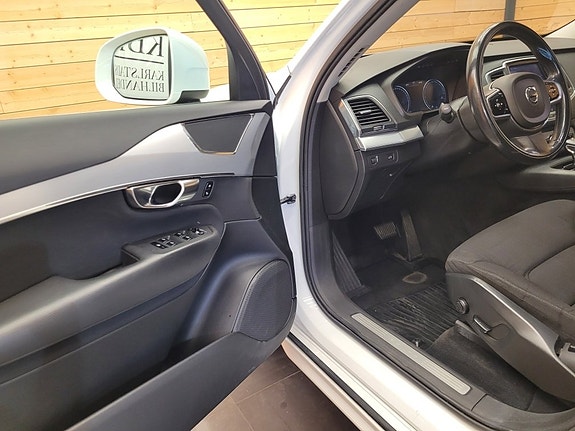 Volvo XC90 13 of 25