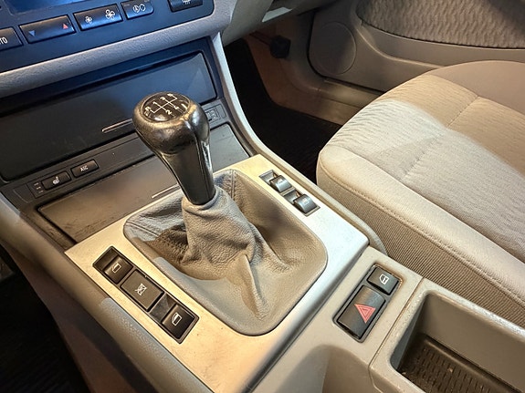 BMW 330i 14 of 17