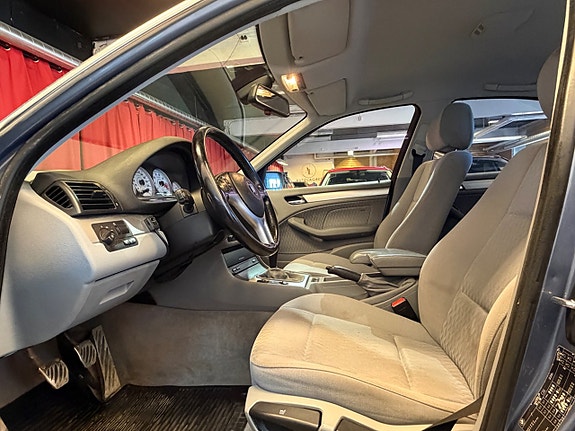 BMW 330i 9 of 17