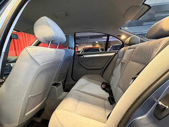 BMW 330i 10 of 17