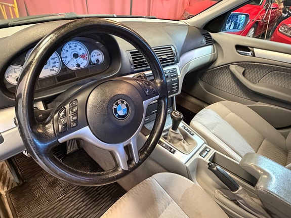 BMW 330i 12 of 17