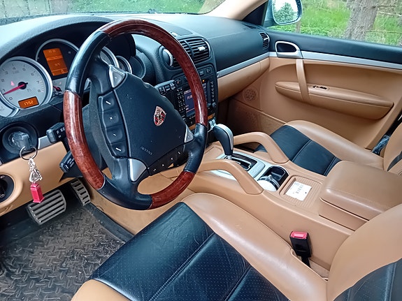 Porsche Cayenne S 2 of 5