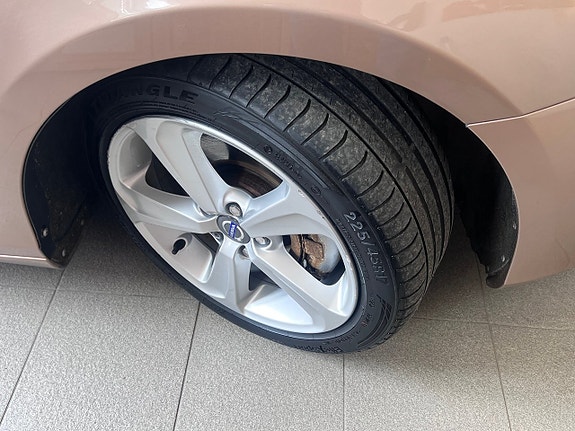 Volvo V40 2 of 27