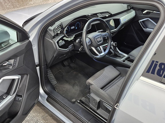 Audi Q3 2 of 5