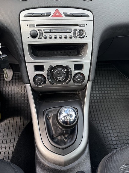 Peugeot 308 SW 13 of 15