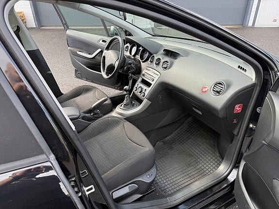 Peugeot 308 SW 11 of 15