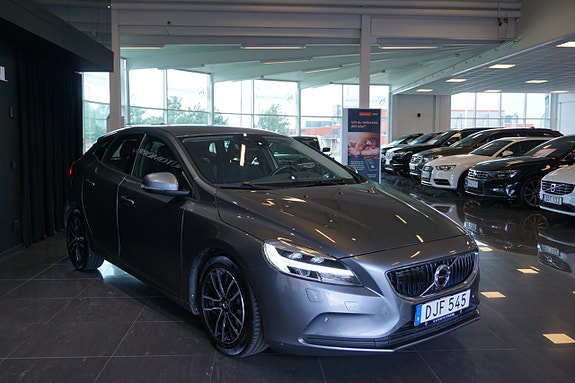 Volvo V40 2 of 16
