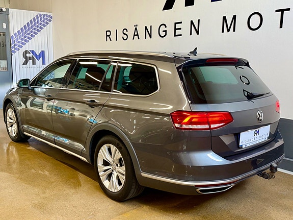 Volkswagen Passat Alltrack 3 of 5