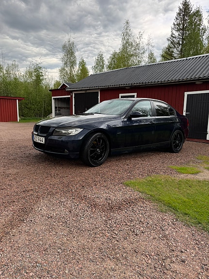 BMW 320i 2 of 5