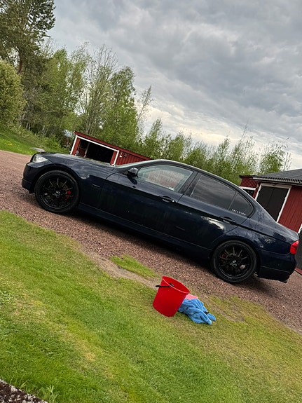 BMW 320i 4 of 5